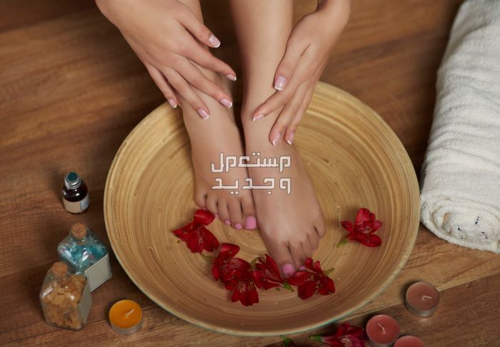 وصفات طبيعية لعلاج تشقق القدمين في الجزائر وضع القدم في وعاء يحتوي على وصفة الجليسرين وماء الورد