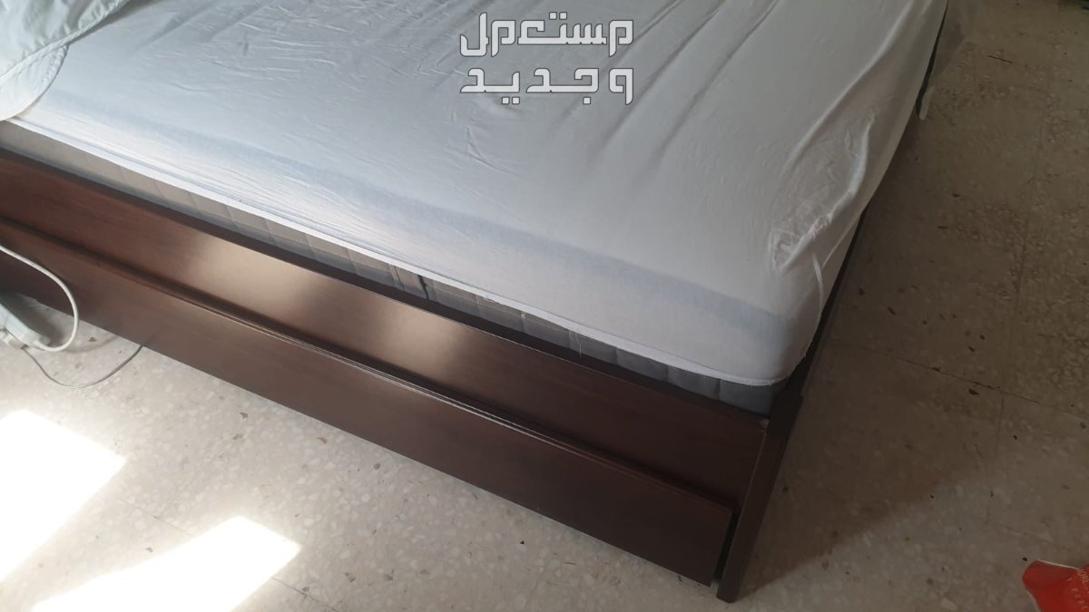 سرير من ايكيا بحالة ممتازة مزود بأدراج للتخزين مع مرتبة و عدد اتنين طاولة جانبية مع ادراج بسعر 1500 درهم