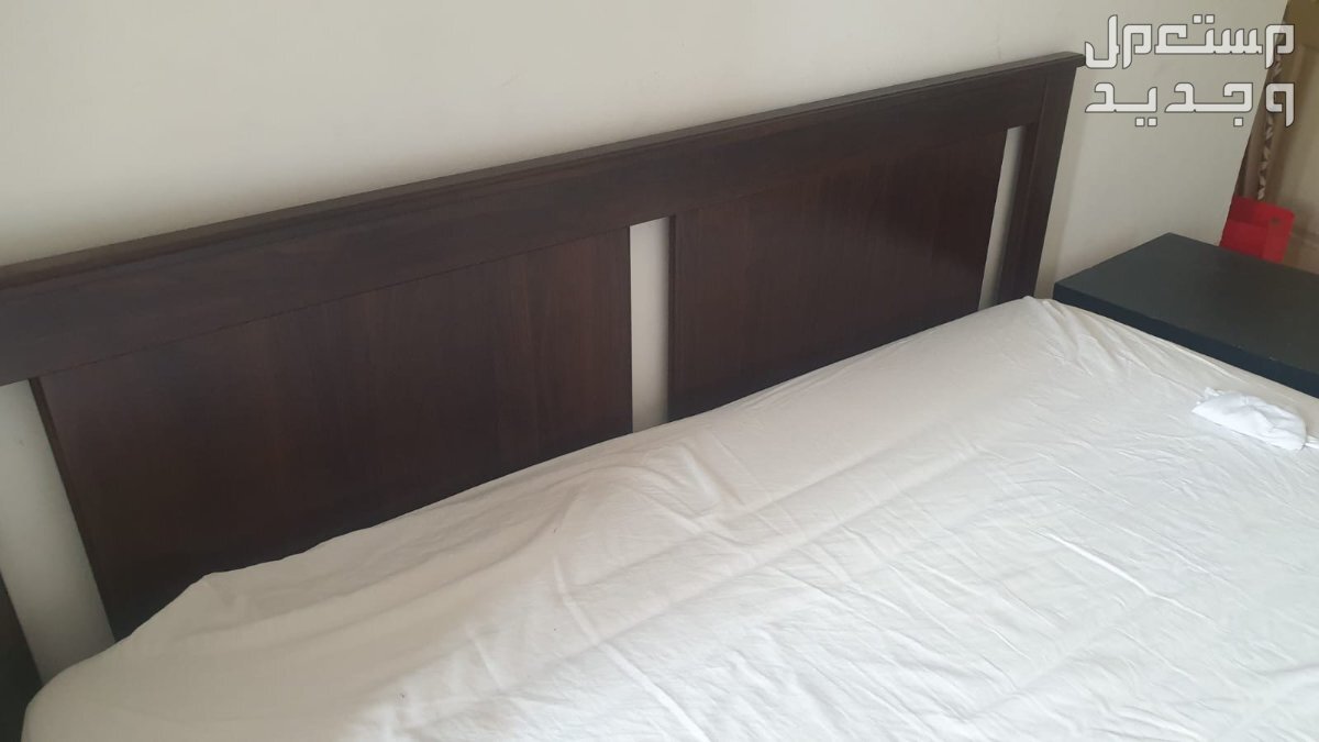 سرير من ايكيا بحالة ممتازة مزود بأدراج للتخزين مع مرتبة و عدد اتنين طاولة جانبية مع ادراج بسعر 1500 درهم