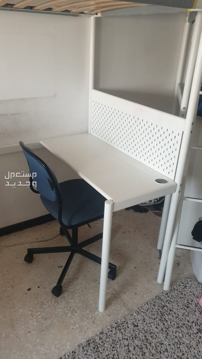 سرير مع وحدة تخزين ومكتب وكرسي بحالة ممتازة - أبوظبي