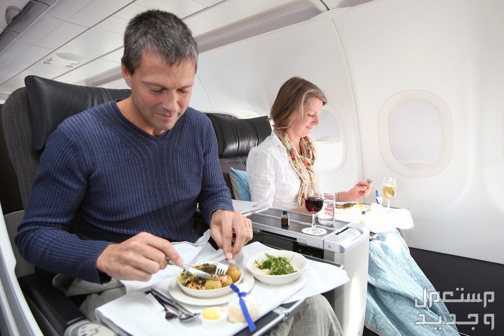 تذكرة طيران العربية هل تقدم وجبات مجانية؟ امور لا بد تعرفها قبل السفر رجل وامراة ياكلان على متن طائرة
