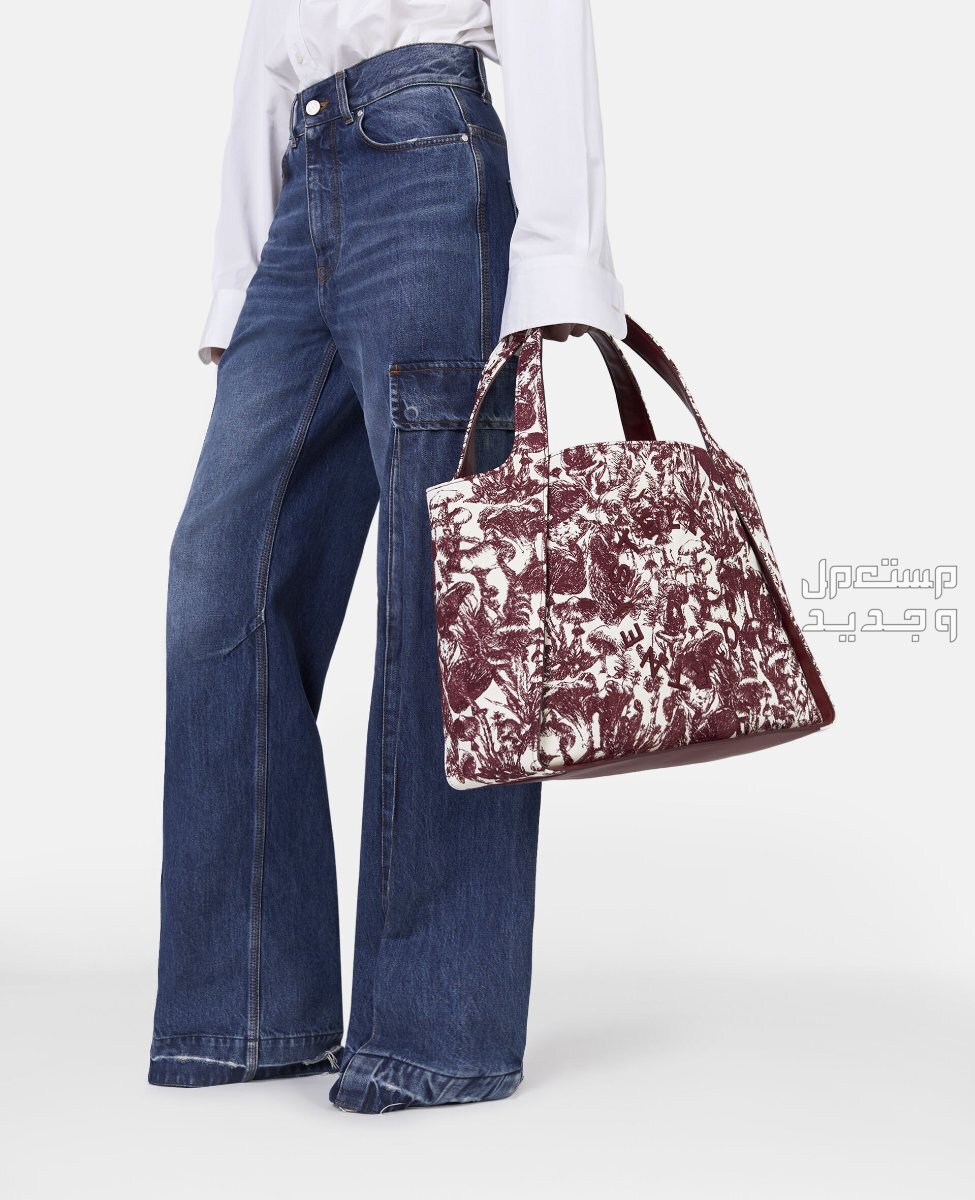 أحدث شنط ستيلا مكارتني شكل شنطة Stella Logo Fungi Forest Toile de Jouy Tote Bag  أثناء حملها