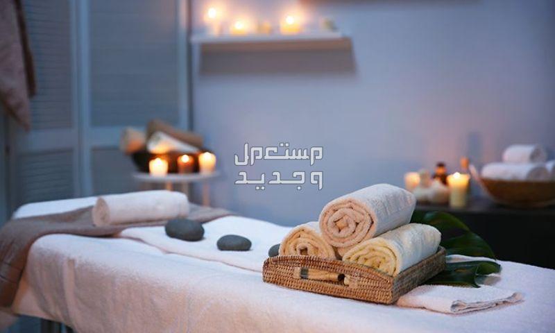 مساج سنتر متميز في مدينة الرياض ومكة المكرمة غرفة مساج بها سرير وشموع واحجار ساخنة