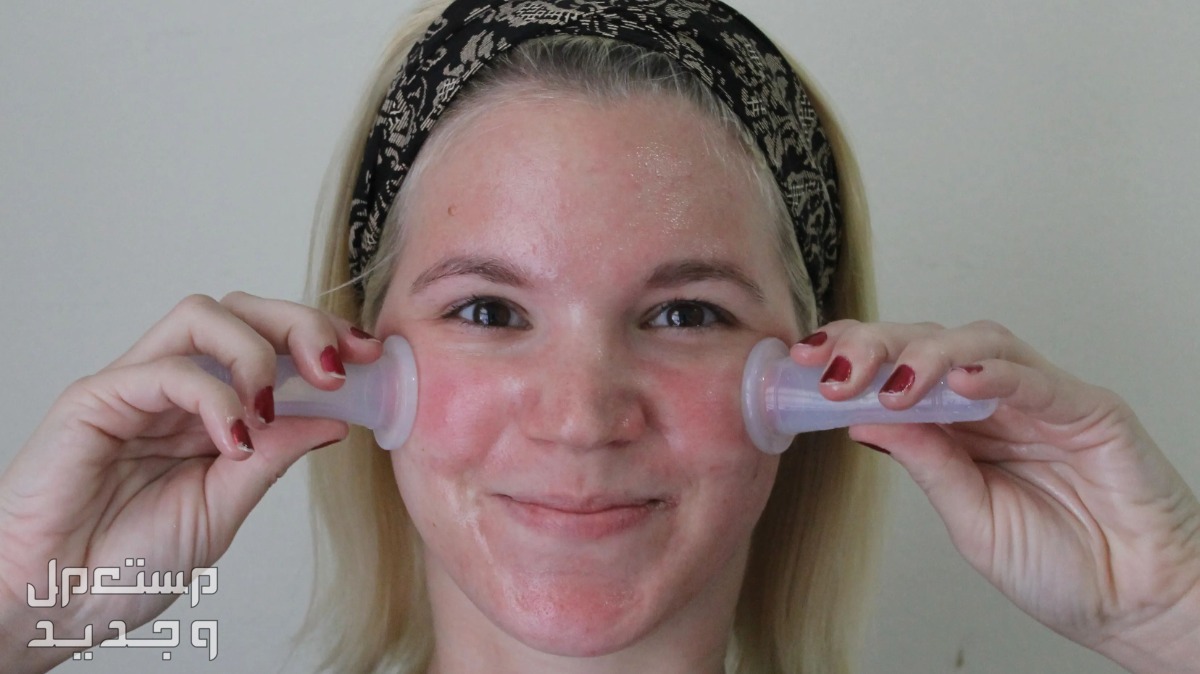 فوائد الحجامة التجميلية للوجه لعلاج حب الشباب وتصبغات البشرة امراة تضع كاسين حجامة على وجهها