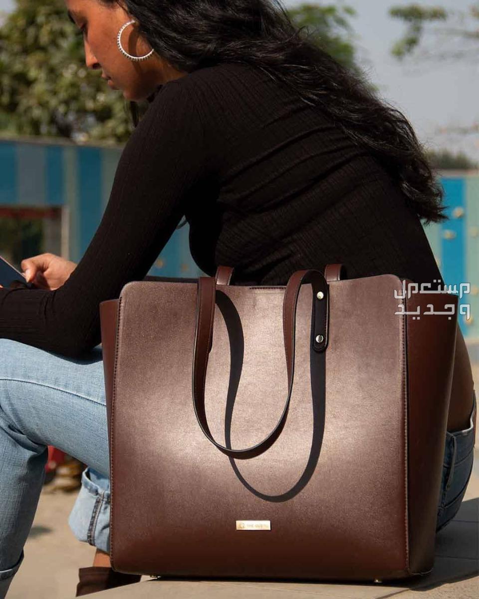 موضة شنط خريف وشتاء 2023 حقيبة توت باللون البني