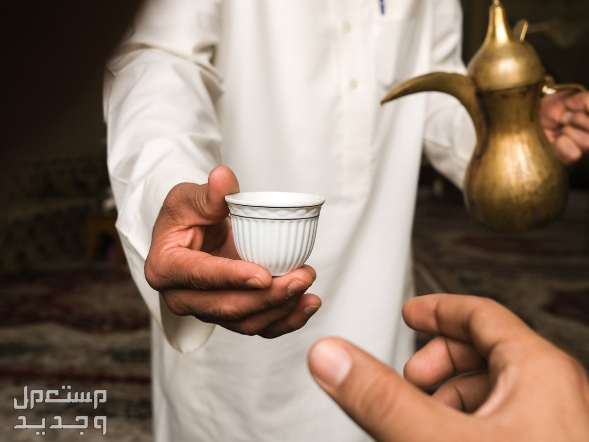 تعرف على مراسم وعادات تقديم القهوة في البحرين مراسم تقديم القهوة في السعودية