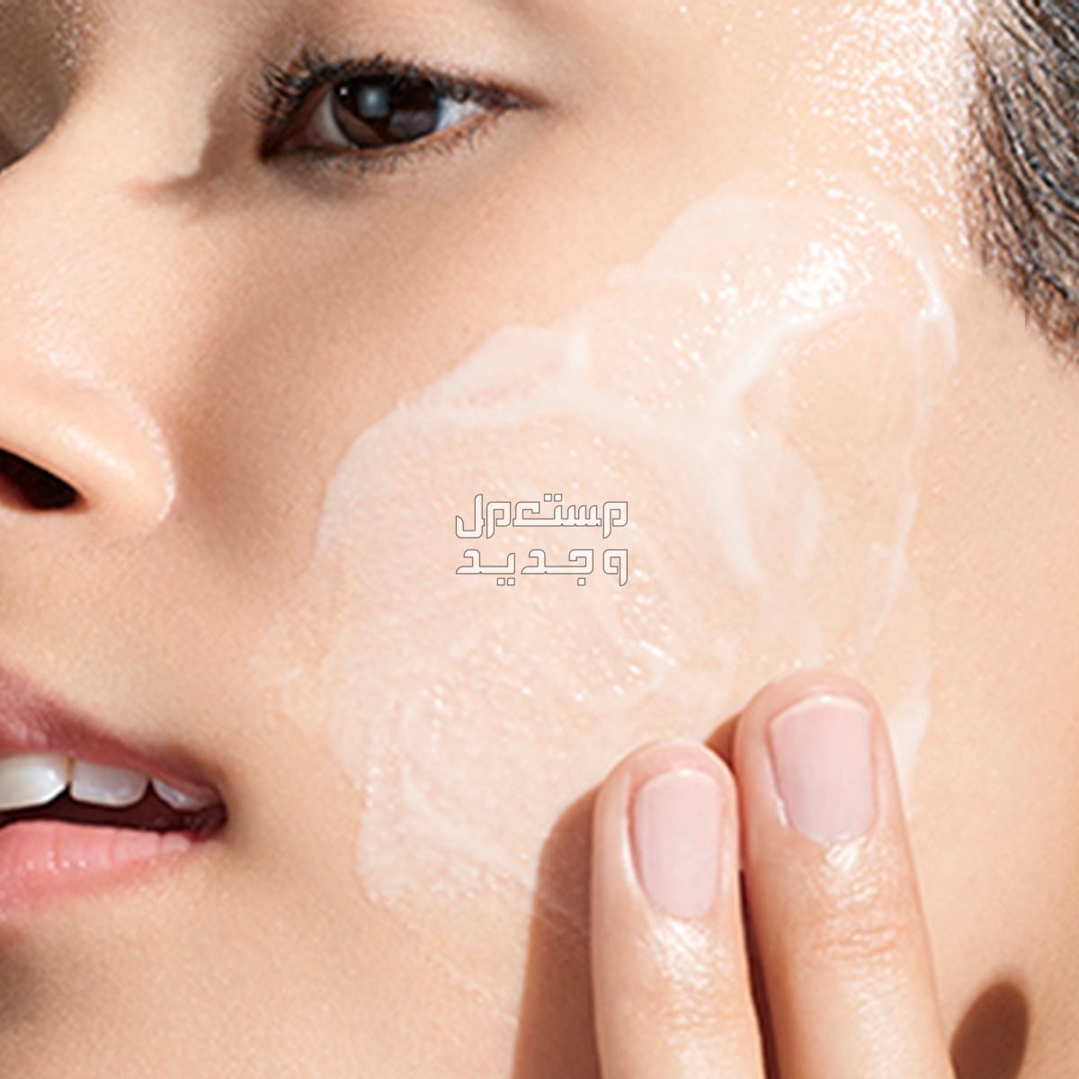 أفضل سيروم مرطب للبشرة شكل سيروم مرطب من Tatcha the dewy serum على البشرة