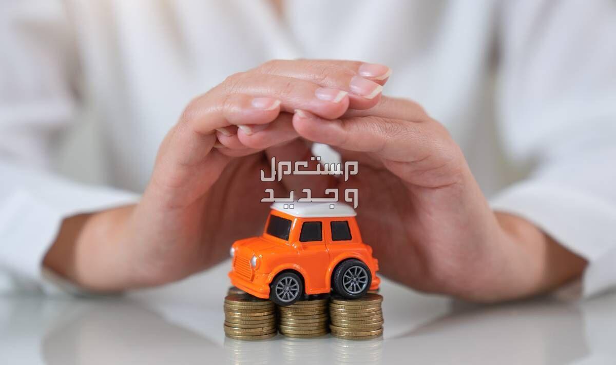 ارخص تأمين مركبات ضد الغير في السعودية مجسم صغير لسيارة على نقود