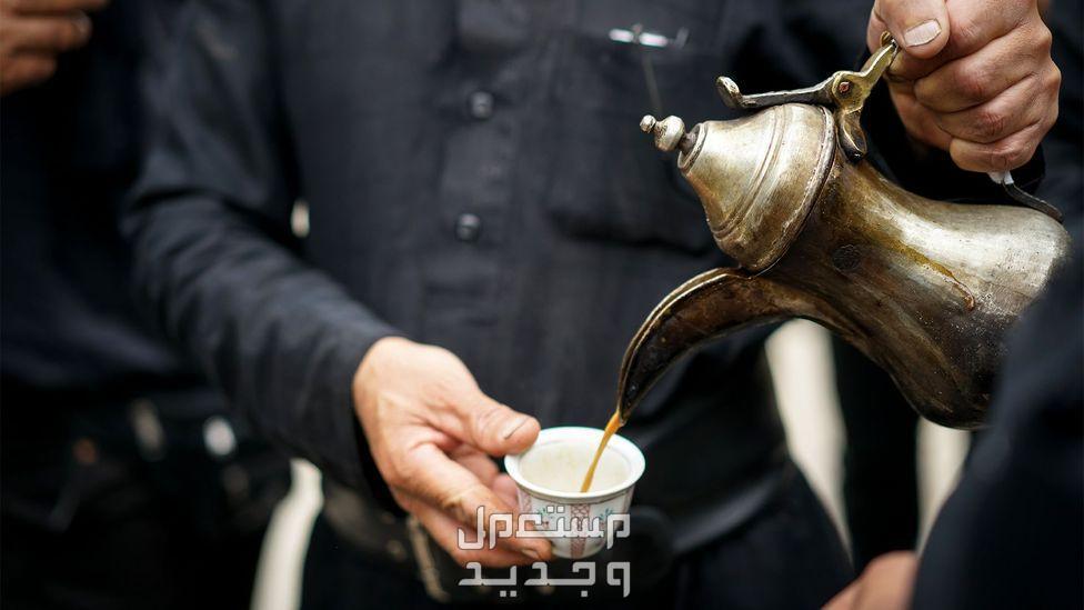 الاعدام لمن يشرب القهوة! معلومات مثيرة في اليوم العالمي للقهوة رجل يسكب القهوة العربية في الفنجان
