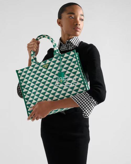 أفضل حقيبة توت لعام 2023 حقيبة Prada Large Prada Symbole Embroidered Fabric Handbag باللون الأخضر