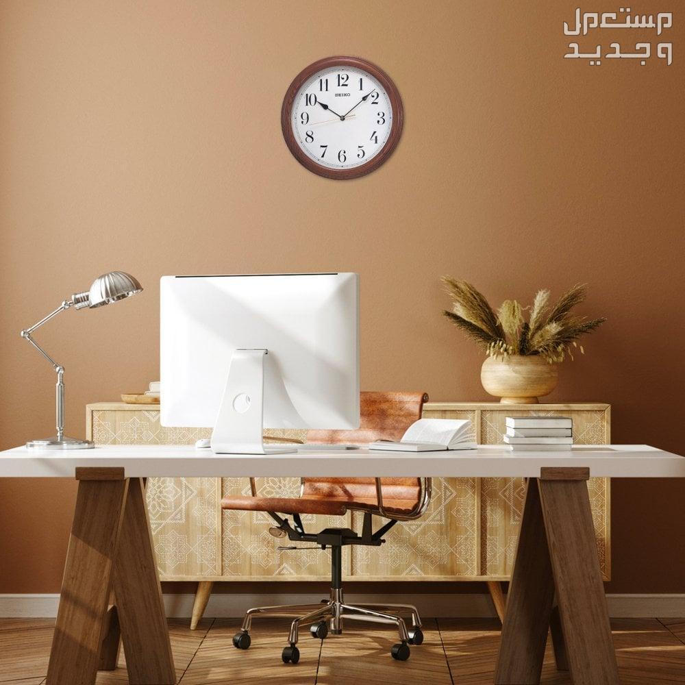 أفضل 5 أنواع ساعات حائط لعام 2023 شكل ساعة حائط Seiko Round Wood Finish Wall Clock في غرفة المكتب