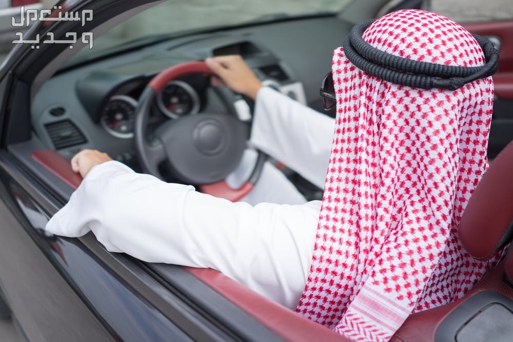 كيف يتم حساب تأمين السيارة في السعودية 2025؟ رجل بالعقال والشماغ السعودي يقود سيارة