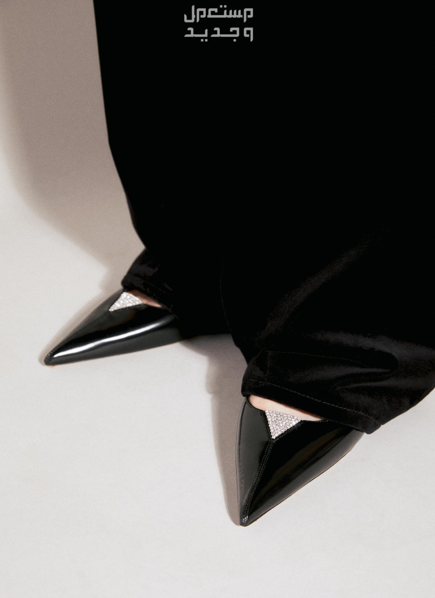 أفضل أنواع الأحذية بكعب قصير لإطلالة مريحة في السعودية شكل حذاء بكعب قصير من saint Laurent cherish leather slingback pumps من الأمام