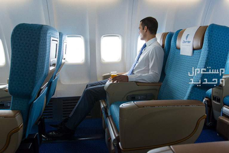 استعلم عن حجوزات مصر للطيران في 2023 رجل يجلس في طائرة مصر للطيران درجة رجال الأعمال