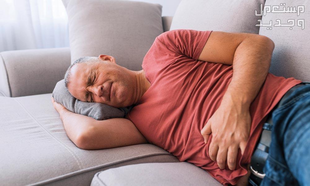 تخلص من الامساك في دقائق! بهذه الطرق رجل ينام على الاريكة ويتالم من الامساك