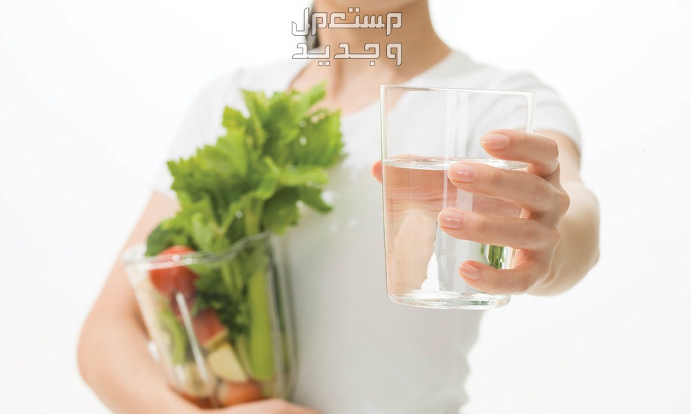 تخلص من الامساك في دقائق! بهذه الطرق امراة تمسك بكوب من الماء وخلاط به ورقيات