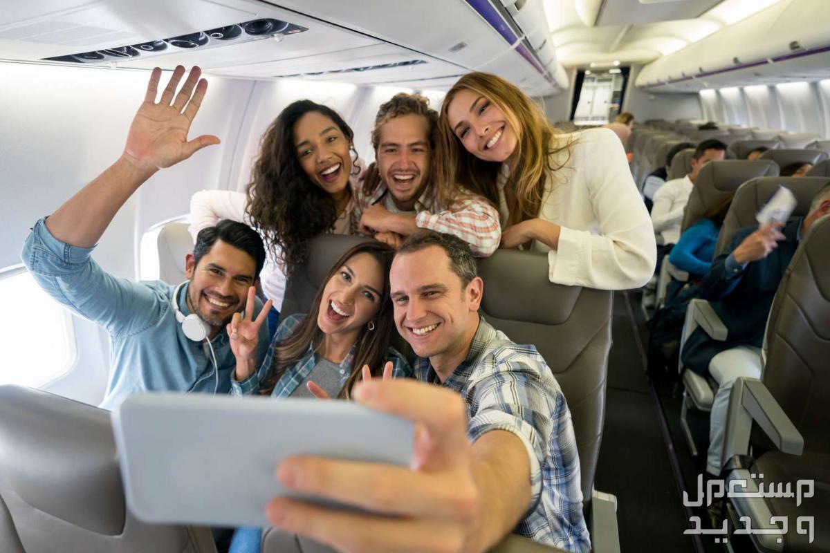 ارخص حجوزات الطيران للاصدقاء مع شركة طيران اقتصادي مضمونة اصدقاء يلتقطون الصور على متن طائرة
