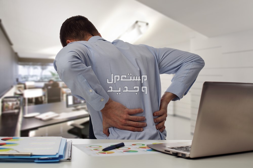 اهم فوائد المساج للعضلات حسب نوع التدليك رجل يعاني من آلام في الظهر