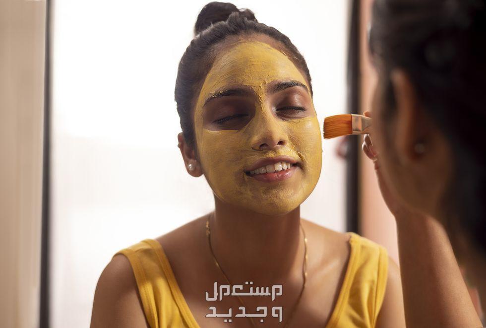طرق تحضير مقشر الكركم بالتفصيل شكل مقشر الكركم على البشرة