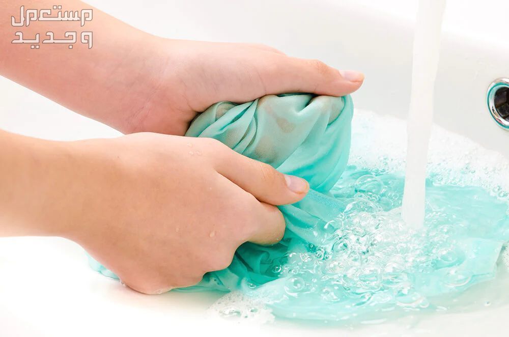 كيف استخدم مزيل بقع الملابس من اومينو غسل الملابس تحت الماء