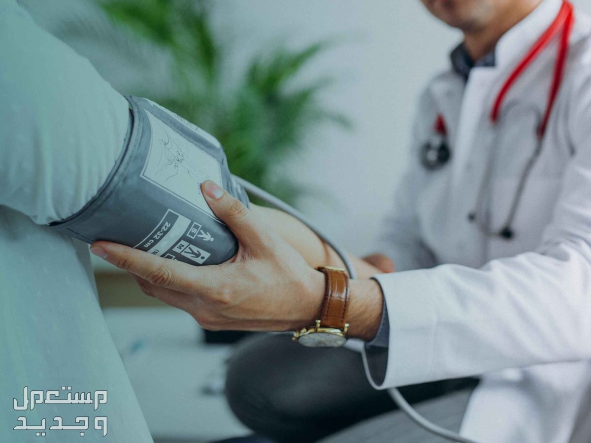 العلاج بالمجان مدى الحياة.. تعرف على مزايا التامين الصحي الوطني في السعودية طبيب يقيس ضغط مريض