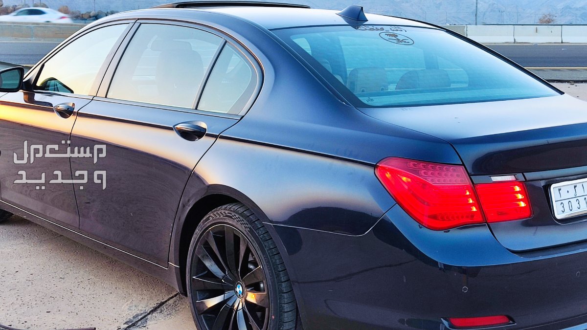 للبيع BMW الفئة السابعة 730Li اللون كحلي موديل 2012 شكل رياضي
