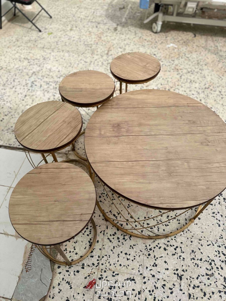 طقم طاولات مكون من طاوله كبيره و 4 صغار  في الرياض بسعر 150 ريال سعودي