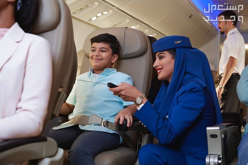 خطوات حجز تذاكر طيران الخطوط السعودية الناقل الرسمي لموسم الرياض 2023 مضيفة طيران تساعد طفل على متن طائرة الخطوط السعودية