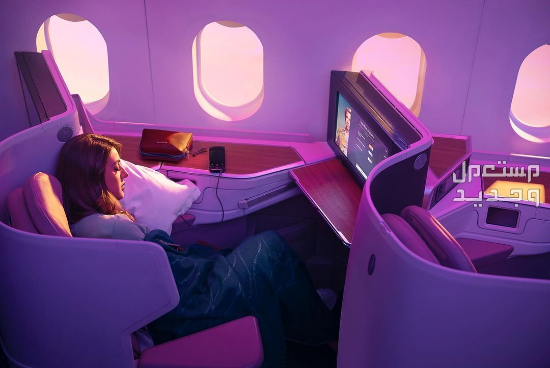 خطوات حجز تذاكر طيران الخطوط السعودية الناقل الرسمي لموسم الرياض 2023 سيدة تجلس في درجة رجال الاعمال بطائة الخطوط السعودية