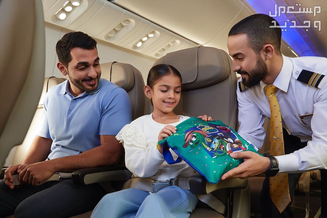خطوات حجز تذاكر طيران الخطوط السعودية الناقل الرسمي لموسم الرياض 2023 قائد طيران الخطوط السعودية يهدى طفلة حقيبة العاب