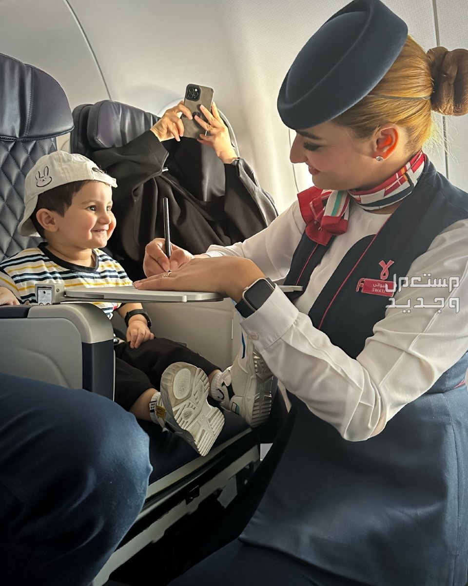 حجز تذاكر ناس لحضور فعاليات موسم الرياض 2023 مضيفة طيران ناس تتحدث مع طفل