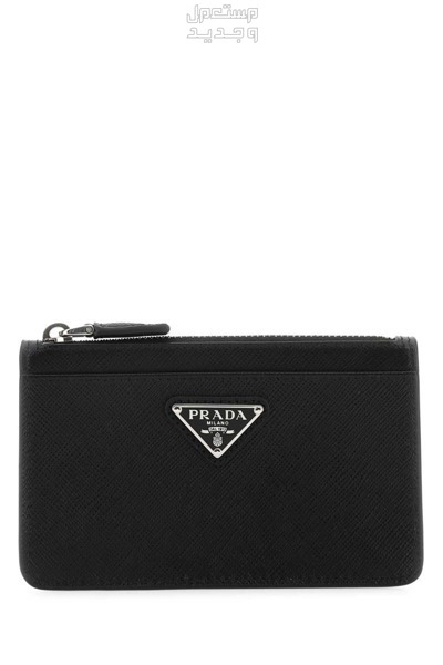 أفضل محفظة رجالي فخمة لعام 2025 تفاصيل شعار برادا على محفظة  Prada Triangle zipped wallet