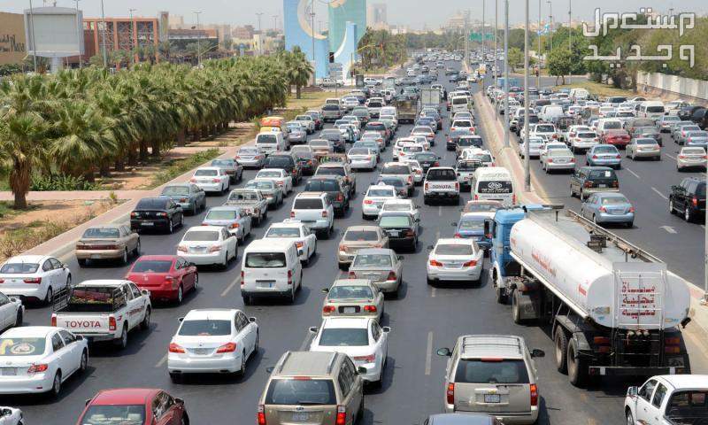 "المرور" يوضح قيمة مخالفة القيادة على الأرصفة والمسارات في عمان