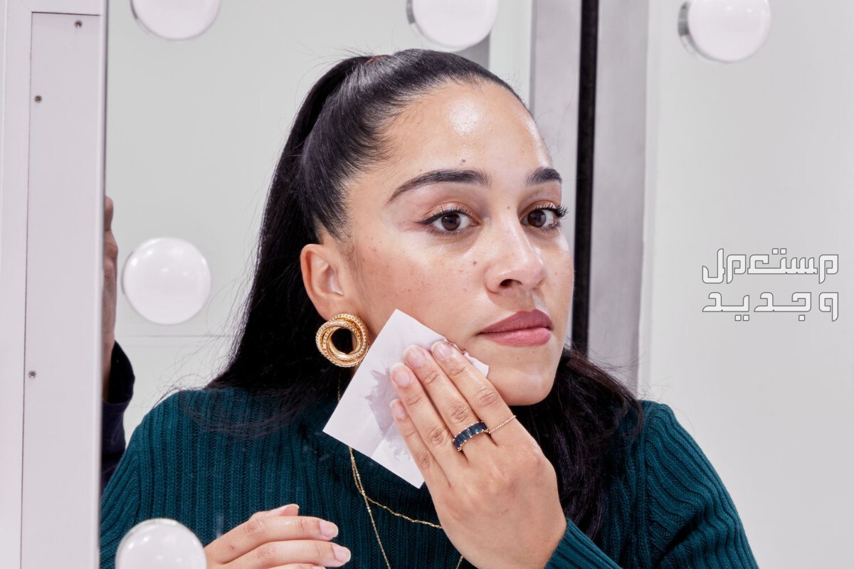 أفضل أنواع ورق امتصاص الدهون من البشرة Blotting paper كيفية استخدام الأوراق على الوجه