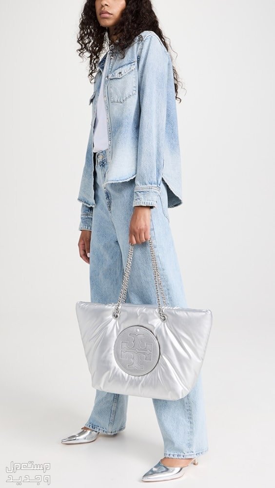 أفضل شنطة فضي نسائية لعام 2023 شكل شنطة فضي من Tory burch ella metallic logo tote bag أثناء حملها