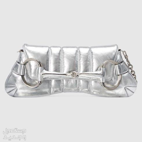 أفضل شنطة فضي نسائية لعام 2023 شنطة فضي من GUCCI HORSEBIT CHAIN MEDIUM SHOULDER BAG