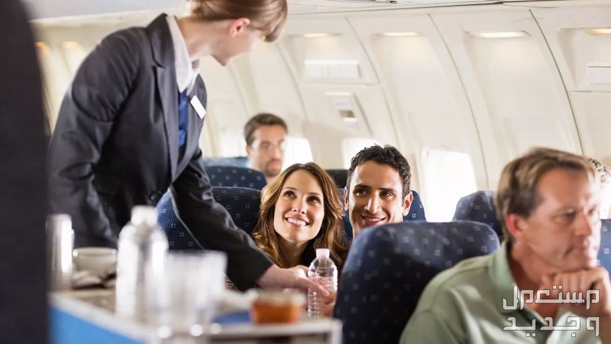دليل شامل للتعرف على كافة انواع تذاكر الطيران مضيفة طيران تتحدث الى المسافرين