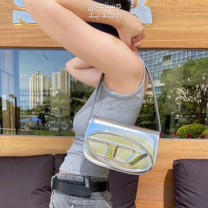 أحدث إصدارات شنط ديزل لعام 2023 شكل شنطة Diesel 1DR iconic shoulder bag in mirrored leather على الكتف
