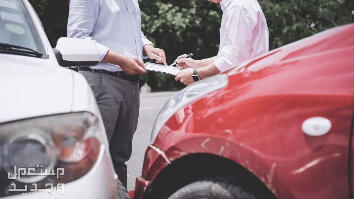 مصطلحات لازم تعرفها قبل التوقيع على وثيقة تأمين سياره رجل يوقع على وثيقة تأمين