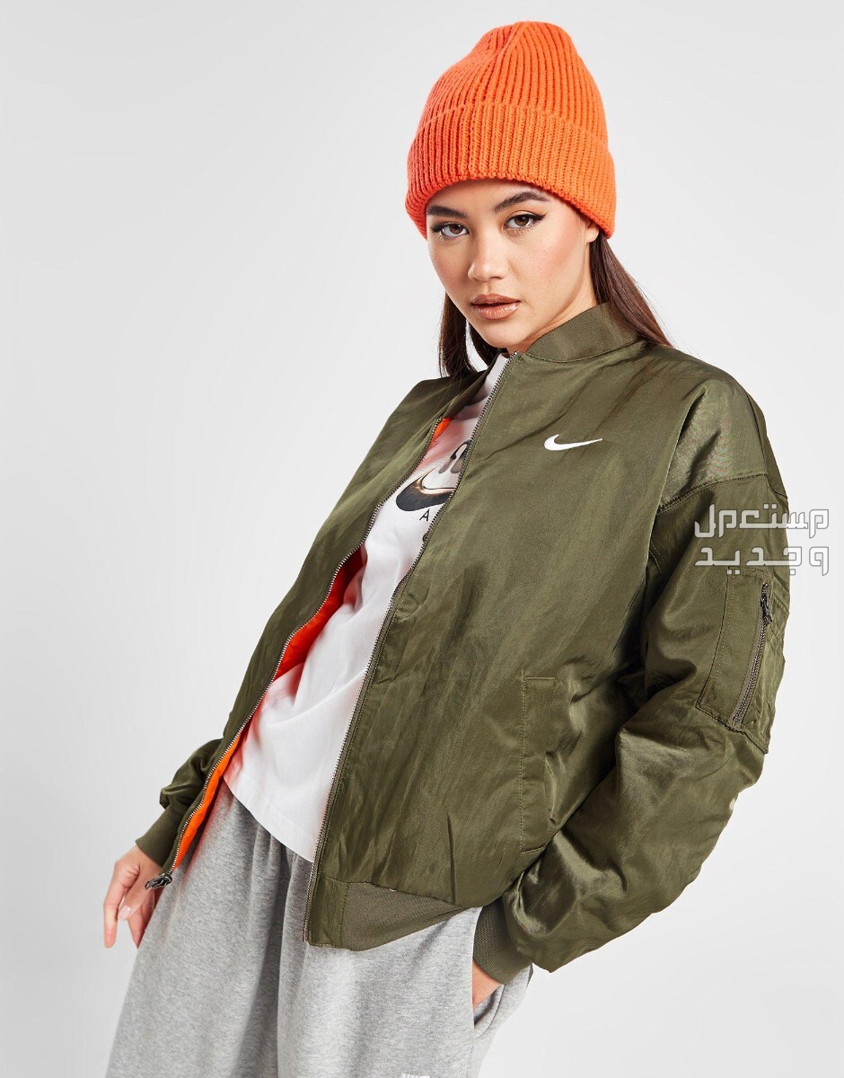 عروض علامة نايك للجمعة البيضاء لعام 2023 في عمان جاكيت Nike sportswear women's reversible varsity bomber jacket باللون الأخضر