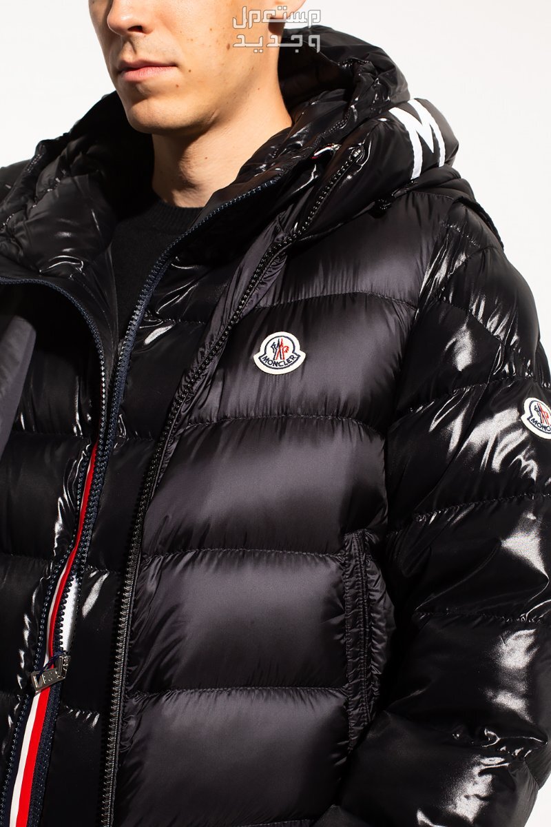 أفضل فيست رجالي شتوي لعام 2023 في الجزائر تفاصيل شعار فيست رجالي من moncler logo patch quilted hooded gilet