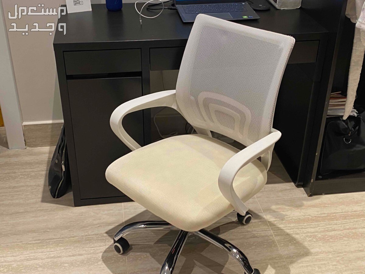 مكتب من ايكيا لون بني محروق + كرسي للبيع في الرياض بسعر 500 ريال سعودي