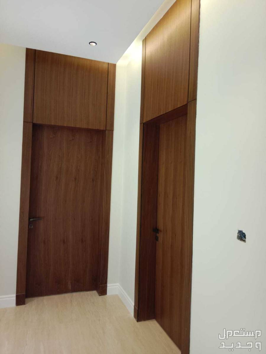 نجار أبواب لجميع انواع النجارة الأبواب الخشبية