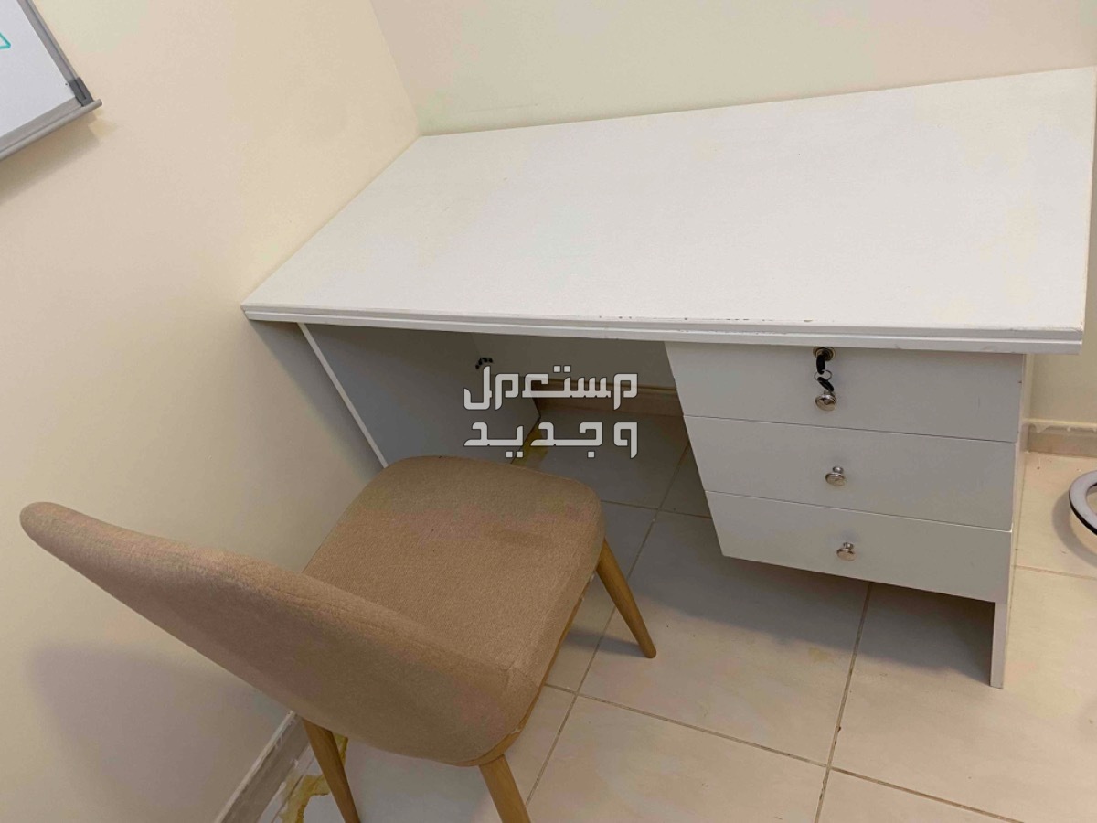 مكتب مع كرسي في الرياض بسعر 170 ريال سعودي