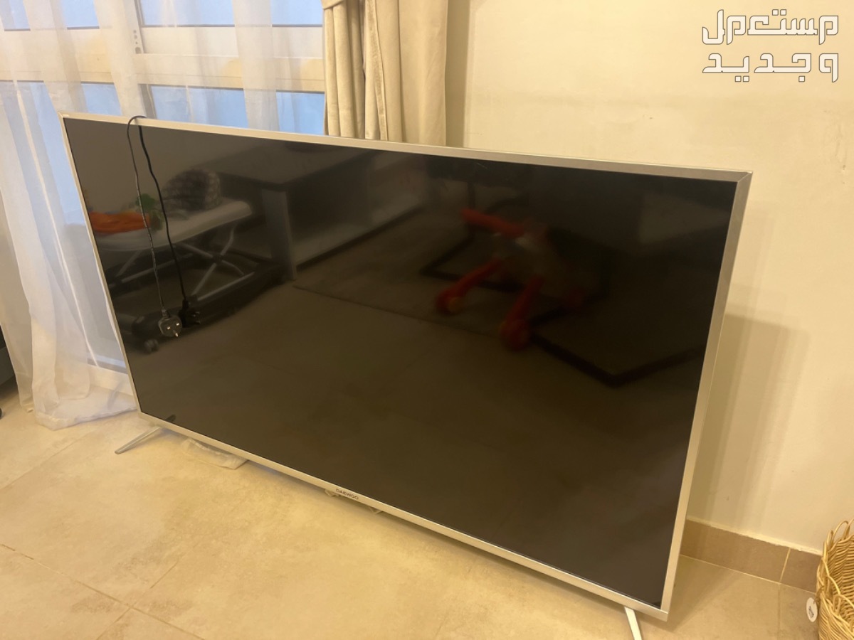 تلفزيون شركة daewoo 65 بوصه العيب انه مكسورة شاشته