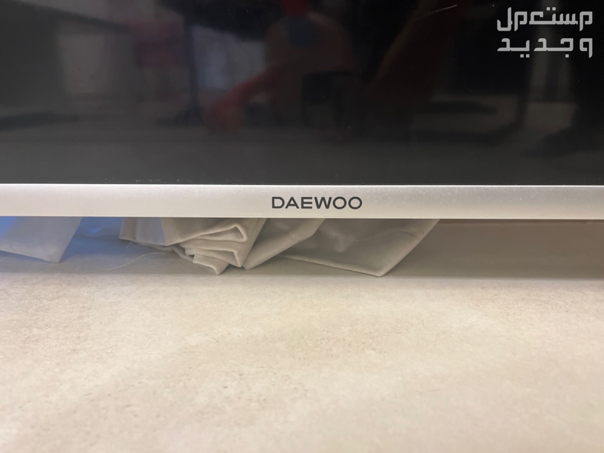 تلفزيون شركة daewoo 65 بوصه العيب انه مكسورة شاشته
