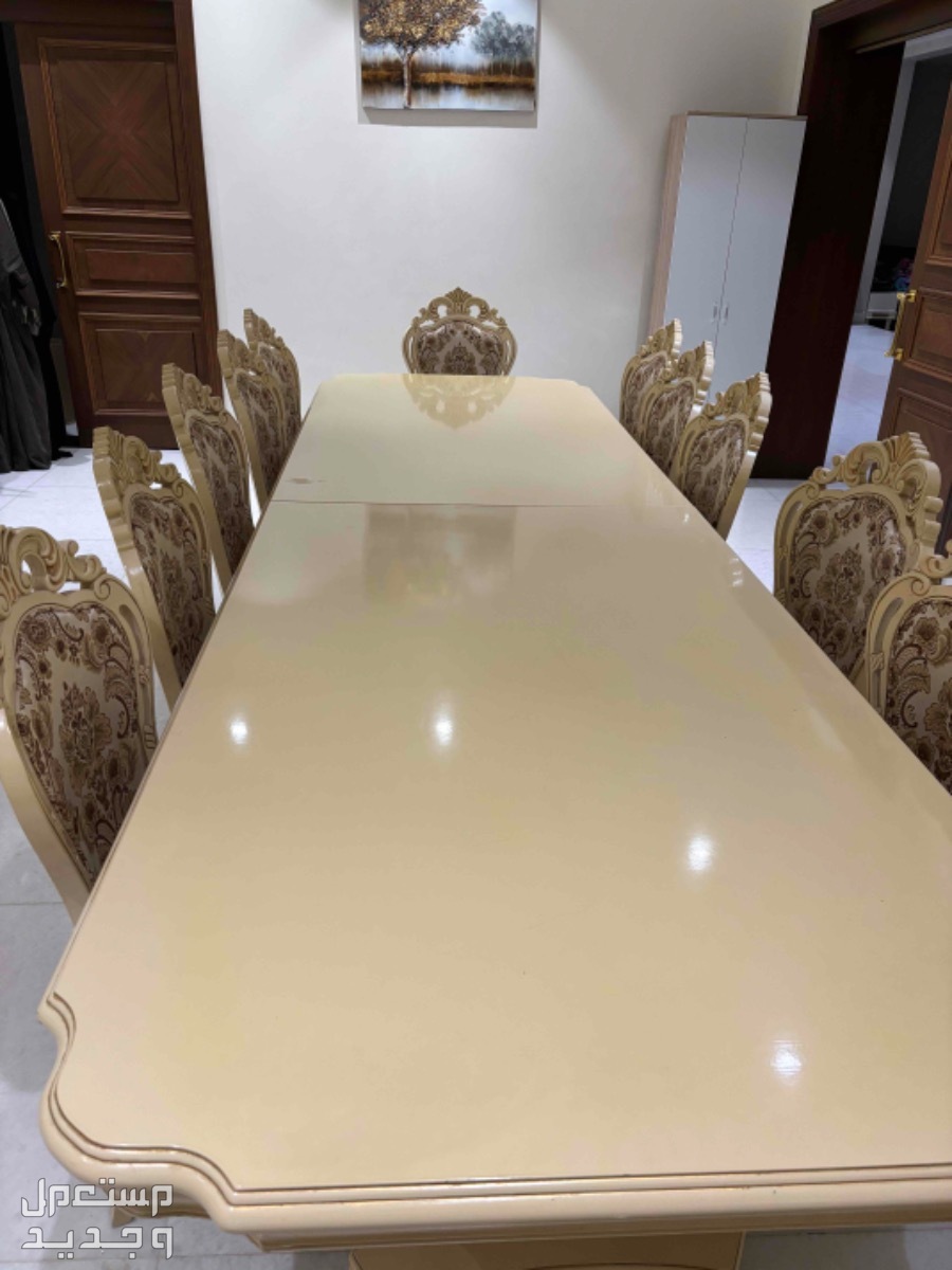 طاولة طعام 12 كرسي مع 2 بوفيه واحد معها والاخر تفصال  الرياض حي النرجس