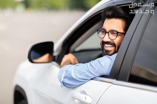 رسوم تعليم القيادة للرجال دله السعودية 1445 رجل يقود سيارة
