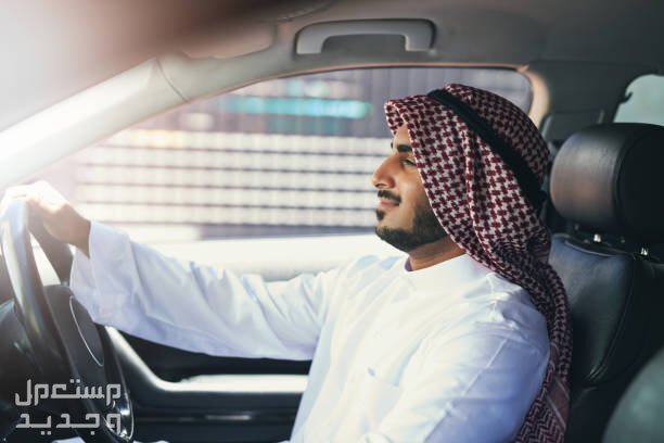 رسوم تعليم القيادة للرجال دله السعودية 1445 رجل سعودي يقود سيارة