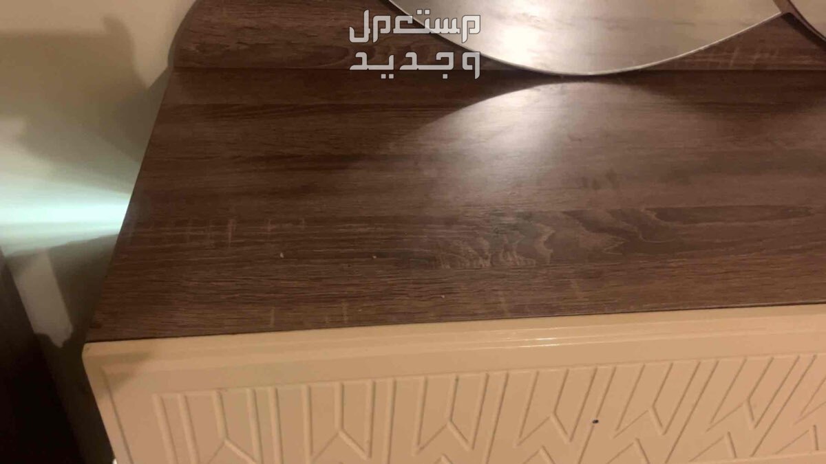 تسريحه باضاءه ليد مع كرسي وطاولات سرير جانبيه باضاءه ليد في المدينة المنورة بسعر 500 ريال سعودي